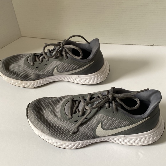 Nike Women Size 8 Gray Revolution Running Shoes - Picture 3 of 9